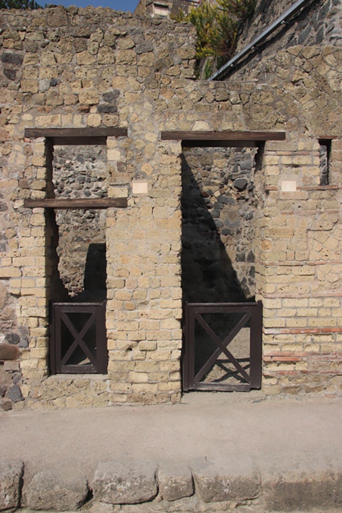 VII.5 Herculaneum, on left. October 2023.
Doorways on west side of Cardo III, with VII.6, on right. Photo courtesy of Klaus Heese.